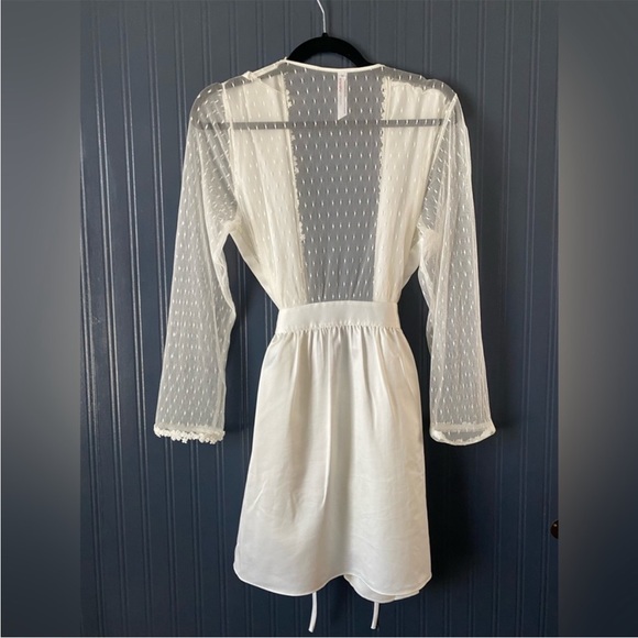 Robe - Picture 4 of 6